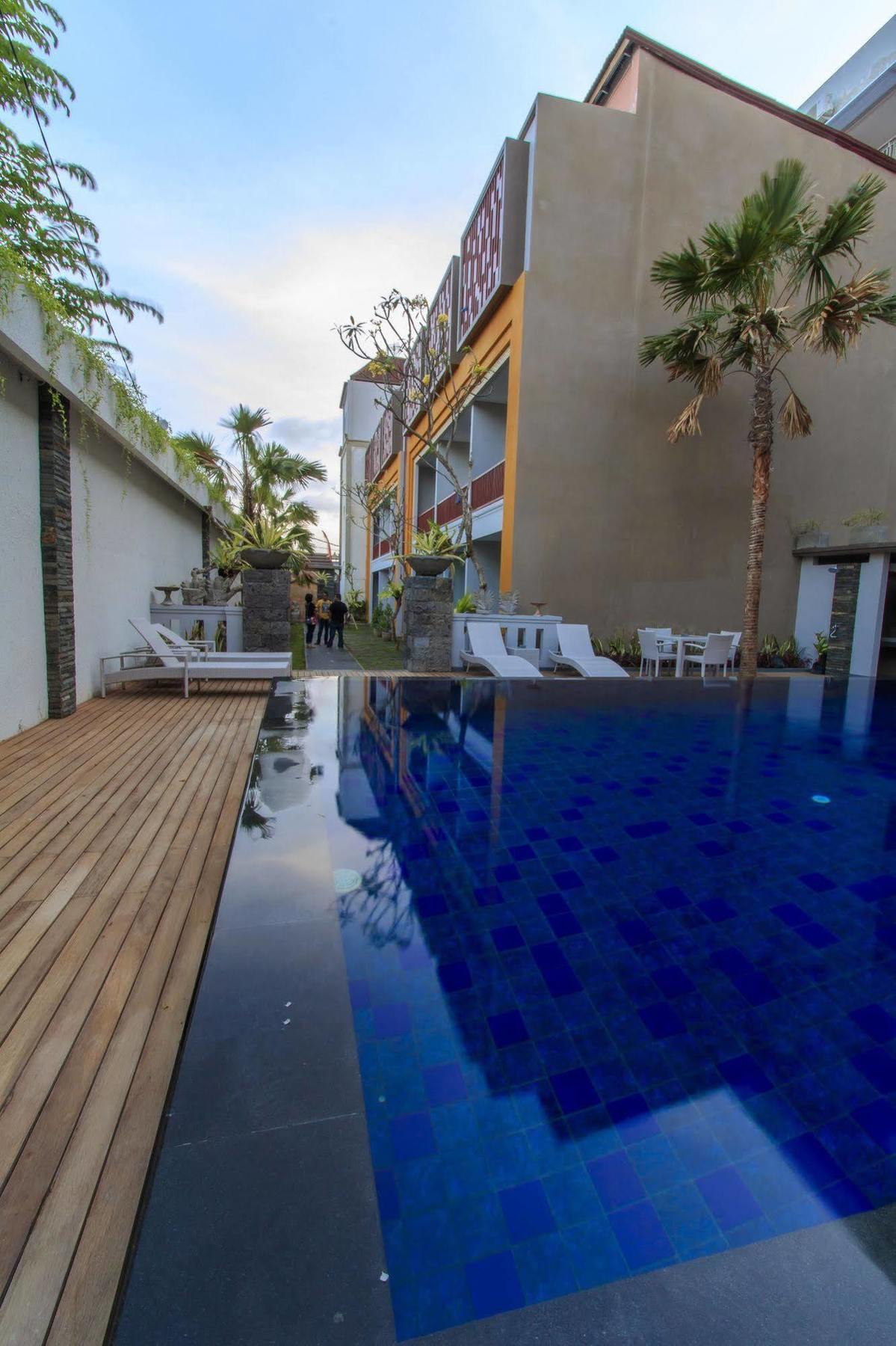 Transera Kamini Legian Hotel Экстерьер фото